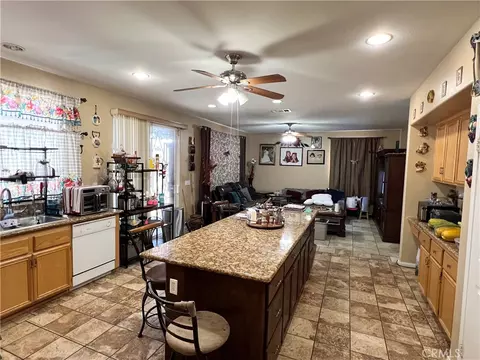 Kitchen - 6356 Katrina Pl, Palmdale, CA 93552 photo 6 of 7