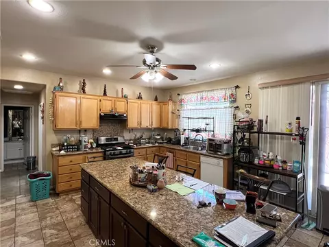 Kitchen - 6356 Katrina Pl, Palmdale, CA 93552 photo 5 of 7