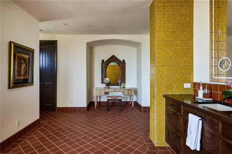 Bath - 2019 Polo Ct, Riverside, CA 92506 photo 2 of 3