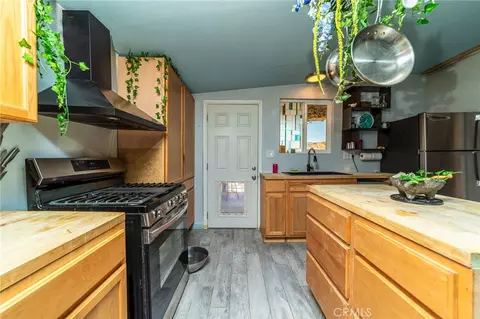 Kitchen - 25333 Valley Vw, Apple Valley, CA 92308 photo 2 of 3