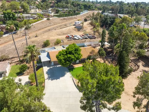 View/Area - 15510 Surrey Ct, Riverside, CA 92506 photo 2 of 8