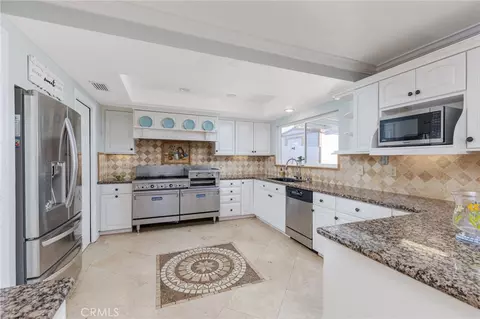 Kitchen - 15510 Surrey Ct, Riverside, CA 92506 photo 1 of 6