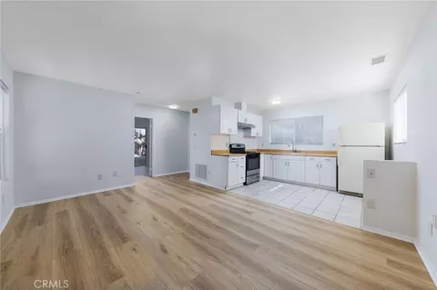 Living - 15510 Surrey Ct, Riverside, CA 92506 photo 6 of 7