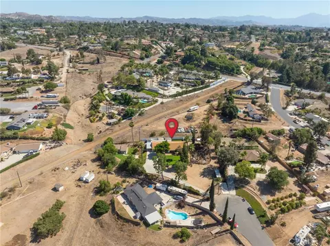 View/Area - 15510 Surrey Ct, Riverside, CA 92506 photo 7 of 8