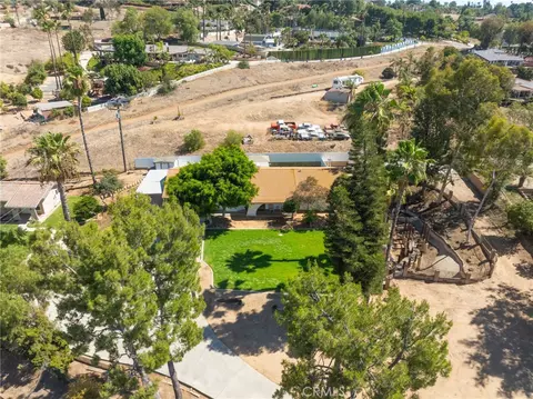 View/Area - 15510 Surrey Ct, Riverside, CA 92506 photo 3 of 8