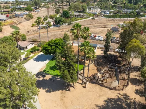 View/Area - 15510 Surrey Ct, Riverside, CA 92506 photo 4 of 8