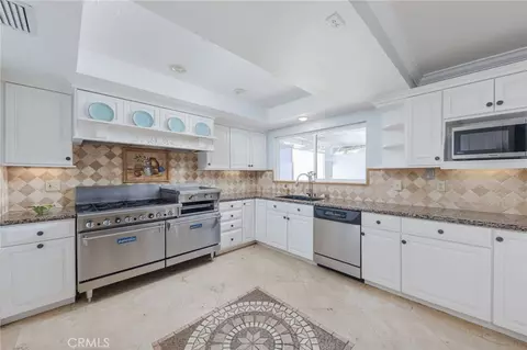 Kitchen - 15510 Surrey Ct, Riverside, CA 92506 photo 2 of 6