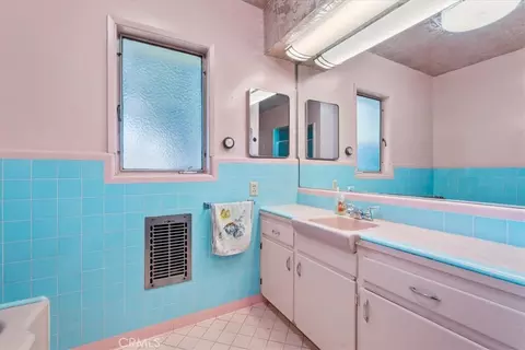 Bath - 306 E Hawthorne, Ontario, CA 91764 photo 2 of 3