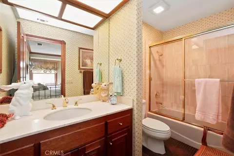 Bath - 2445 Rolling Ridge Rd, Riverside, CA 92506 photo 2 of 5