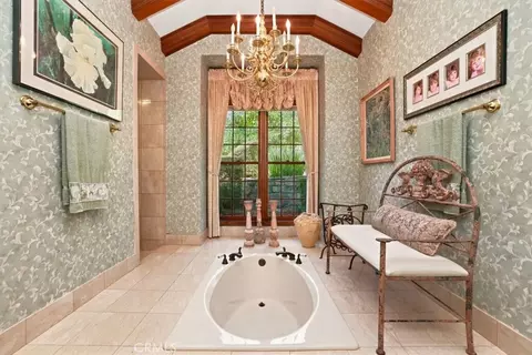 Bath - 2445 Rolling Ridge Rd, Riverside, CA 92506 photo 4 of 5