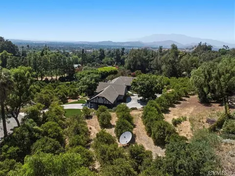 View/Area - 2445 Rolling Ridge Rd, Riverside, CA 92506 photo 8 of 9