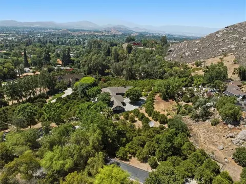 View/Area - 2445 Rolling Ridge Rd, Riverside, CA 92506 photo 6 of 9