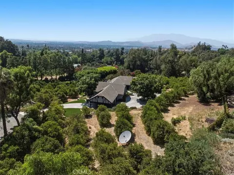 View/Area - 2445 Rolling Ridge Rd, Riverside, CA 92506 photo 9 of 10
