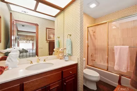 Bath - 2445 Rolling Ridge Rd, Riverside, CA 92506 photo 2 of 5