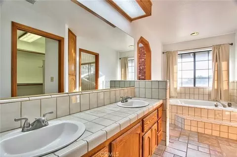 Bath - 8441 Sierra Vis, Phelan, CA 92371 photo 1 of 1