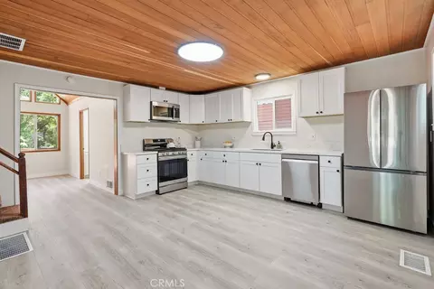 Kitchen - 23388 Knapps Cutoff, Crestline, CA 92325 photo 3 of 4
