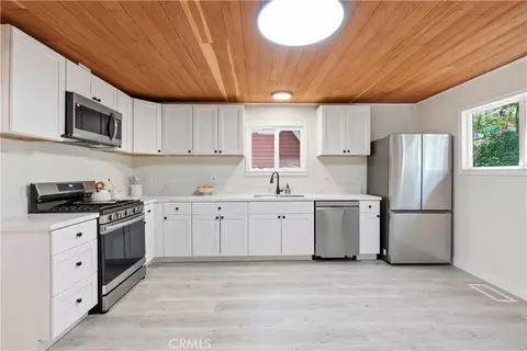 Kitchen - 23388 Knapps Cutoff, Crestline, CA 92325 photo 4 of 4