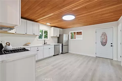Kitchen - 23388 Knapps Cutoff, Crestline, CA 92325 photo 2 of 4