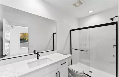 Bath - 107 Sorrel Ct, Burbank, CA 91506 photo 1 of 4