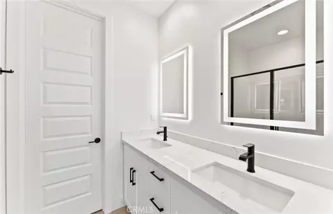 Bath - 107 Sorrel Ct, Burbank, CA 91506 photo 3 of 4