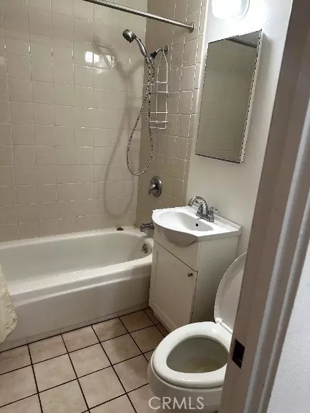 Bath - 329 Hawthorne, Rialto, CA 92376 photo 2 of 2