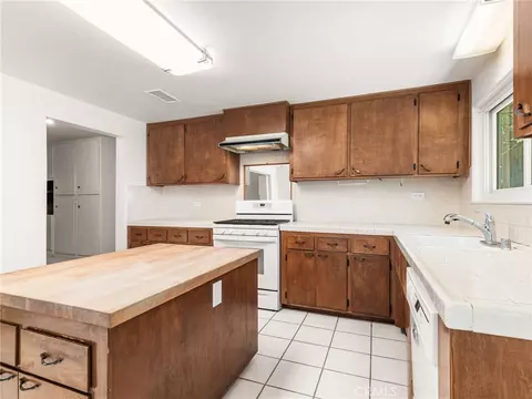 Kitchen - 2973 Flanders, Riverside, CA 92507 photo 6 of 7