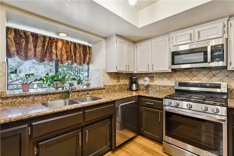 Kitchen - 1255 Aleutian Dr, Lake Arrowhead, CA 92352 photo 2 of 2