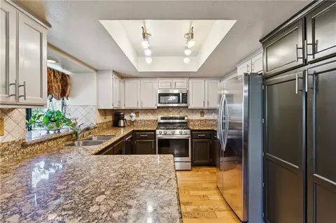 Kitchen - 1255 Aleutian Dr, Lake Arrowhead, CA 92352 photo 1 of 2