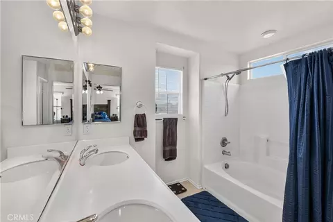 Bath - 1020 Marigold Dr, Perris, CA 92571 photo 2 of 2
