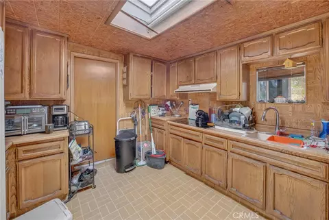 Kitchen - 32787 Jagadon, Lucerne Valley, CA 92356 photo 2 of 4