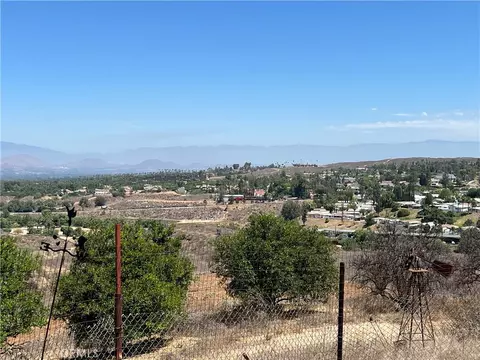 16571 Mockingbird Cyn, Riverside, CA 92504 photo 2