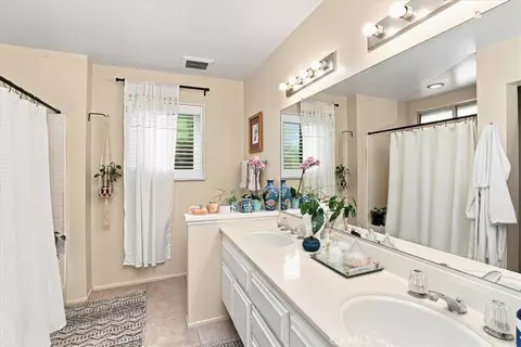 Bath - 6717 Hunt Ct, Riverside, CA 92506 photo 4 of 4