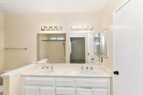 Bath - 6717 Hunt Ct, Riverside, CA 92506 photo 3 of 4