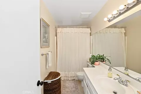 Bath - 6717 Hunt Ct, Riverside, CA 92506 photo 2 of 4