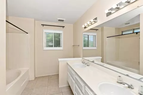 Bath - 6717 Hunt Ct, Riverside, CA 92506 photo 4 of 4