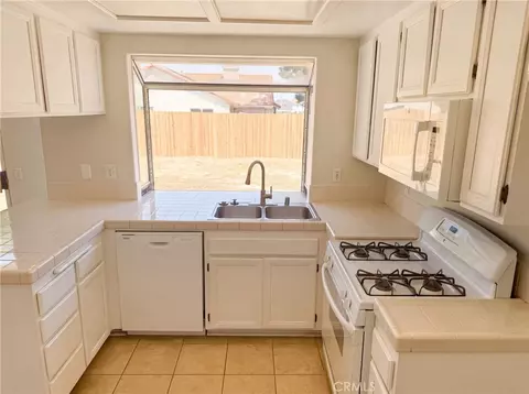 Kitchen - 2758 Alne, Hemet, CA 92545 photo 2 of 2