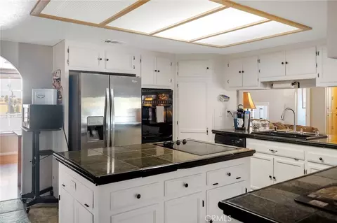 Kitchen - 12274 Mountain, Pinon Hills, CA 92372 photo 3 of 4