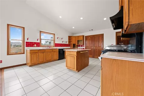 Kitchen - 17033 Andromeda, Riverside, CA 92504 photo 1 of 3