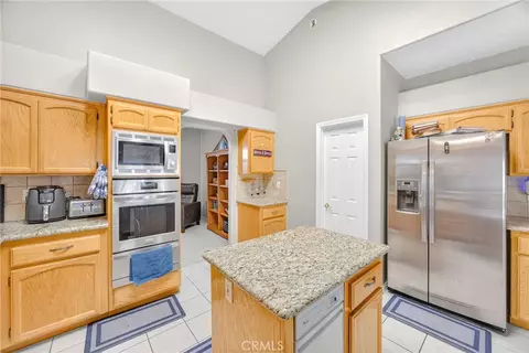 Kitchen - 10505 Canyon, Oak Hills, CA 92344 photo 2 of 5