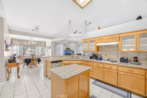 Kitchen - 10505 Canyon, Oak Hills, CA 92344 photo 4 of 5