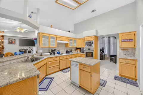 Kitchen - 10505 Canyon, Oak Hills, CA 92344 photo 1 of 5