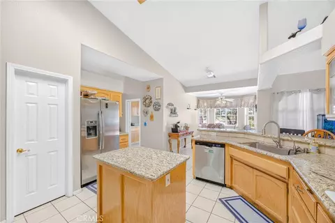 Kitchen - 10505 Canyon, Oak Hills, CA 92344 photo 3 of 5