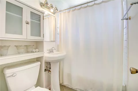 Bath - 10884 Cypress Ave, Riverside, CA 92505 photo 3 of 3