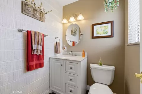 Bath - 11246 Coolwater Dr, Riverside, CA 92505 photo 5 of 6