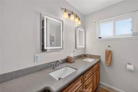 Bath - 4737 Toyon Rd, Riverside, CA 92504 photo 4 of 5