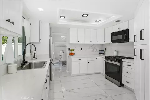 Kitchen - 29253 Greenbrier Pl, Highland, CA 92346 photo 1 of 2