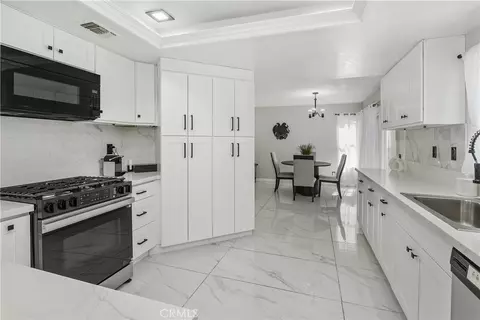 Kitchen - 29253 Greenbrier Pl, Highland, CA 92346 photo 2 of 3