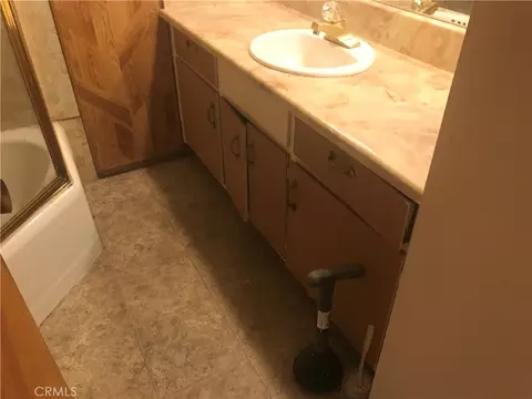 Bath - 301 Maryknoll Dr, Colton, CA 92324 photo 3 of 3