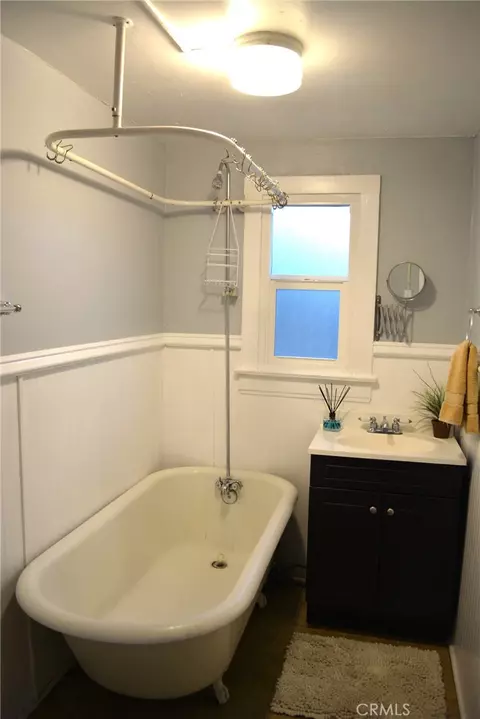 Bath - 3452 Mulberry St, Riverside, CA 92501 photo 1 of 4