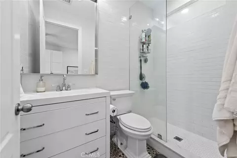 Bath - 455 Wrightwood Ct, Riverside, CA 92506 photo 2 of 6